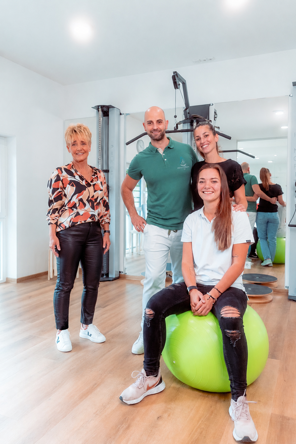 Team der Physiotherapie Vassilios Katsamakidis in der Trainingsfläche der Praxis